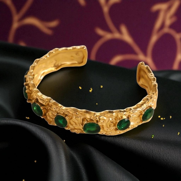 🆕️Vintage-Inspired Gold Cuff Bracelet | Green Zirconia Gems | 18K Gold Plated ✨ - Picture 9 of 13